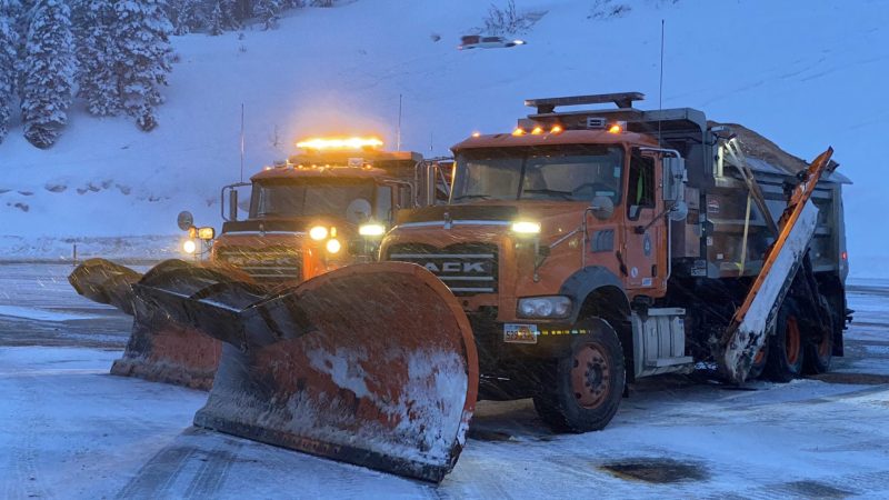 Arados prontos para limpar as estradas nevadas em Utah