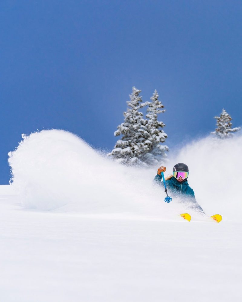 Esquiador aproveitando as condições de neve em Utah