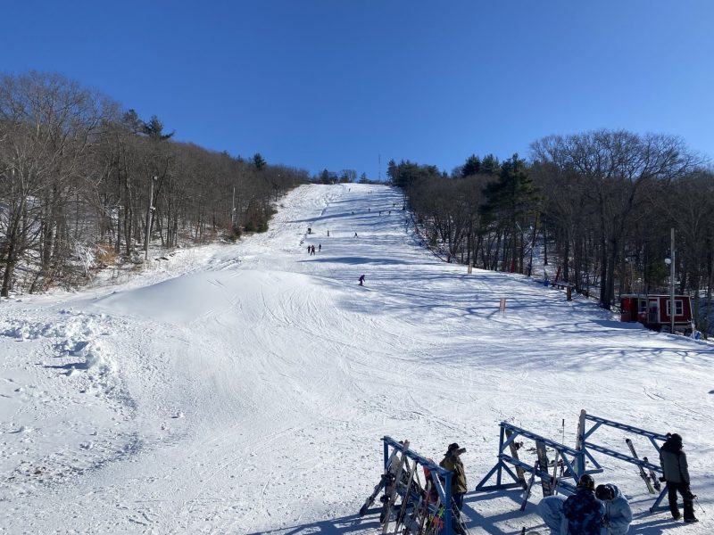 Foto da área de esqui de Blue Hills em um belo dia
