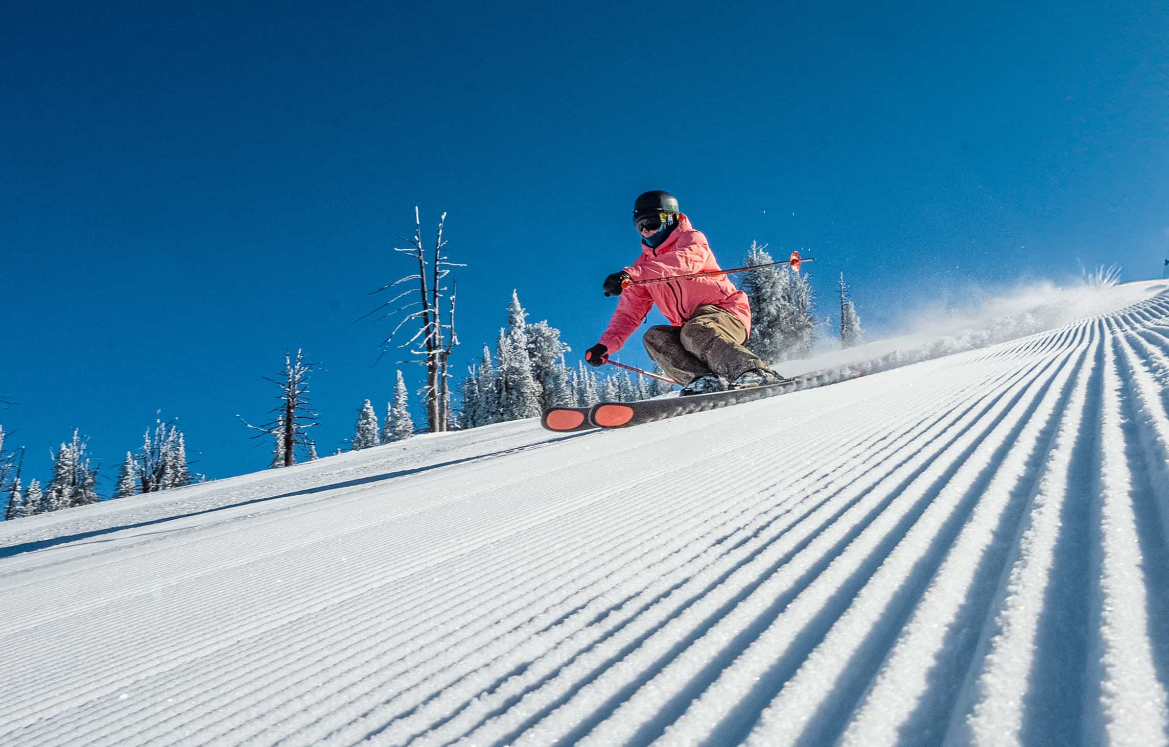 Esquiador em pista fresca com céu azul