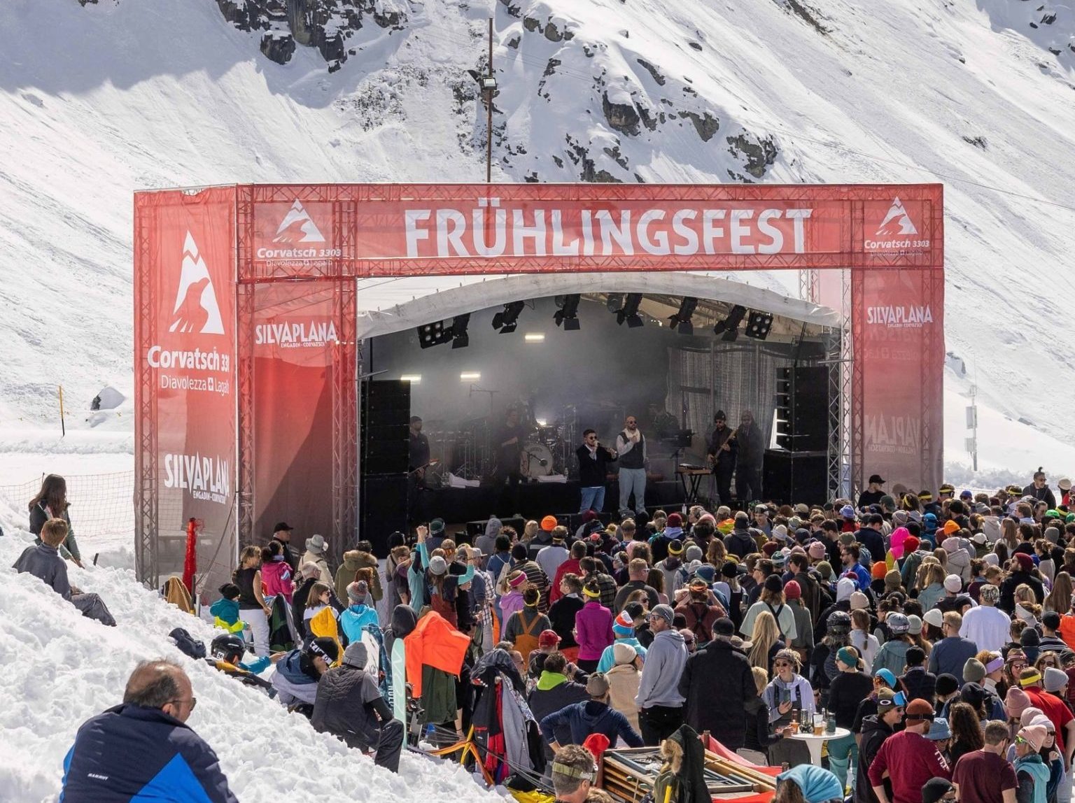 Das Skigebiet Corvach in der Nähe von St. Moritz in der Schweiz feiert die Saison 23/24 mit seinem sechsten jährlichen Frühlingsfest