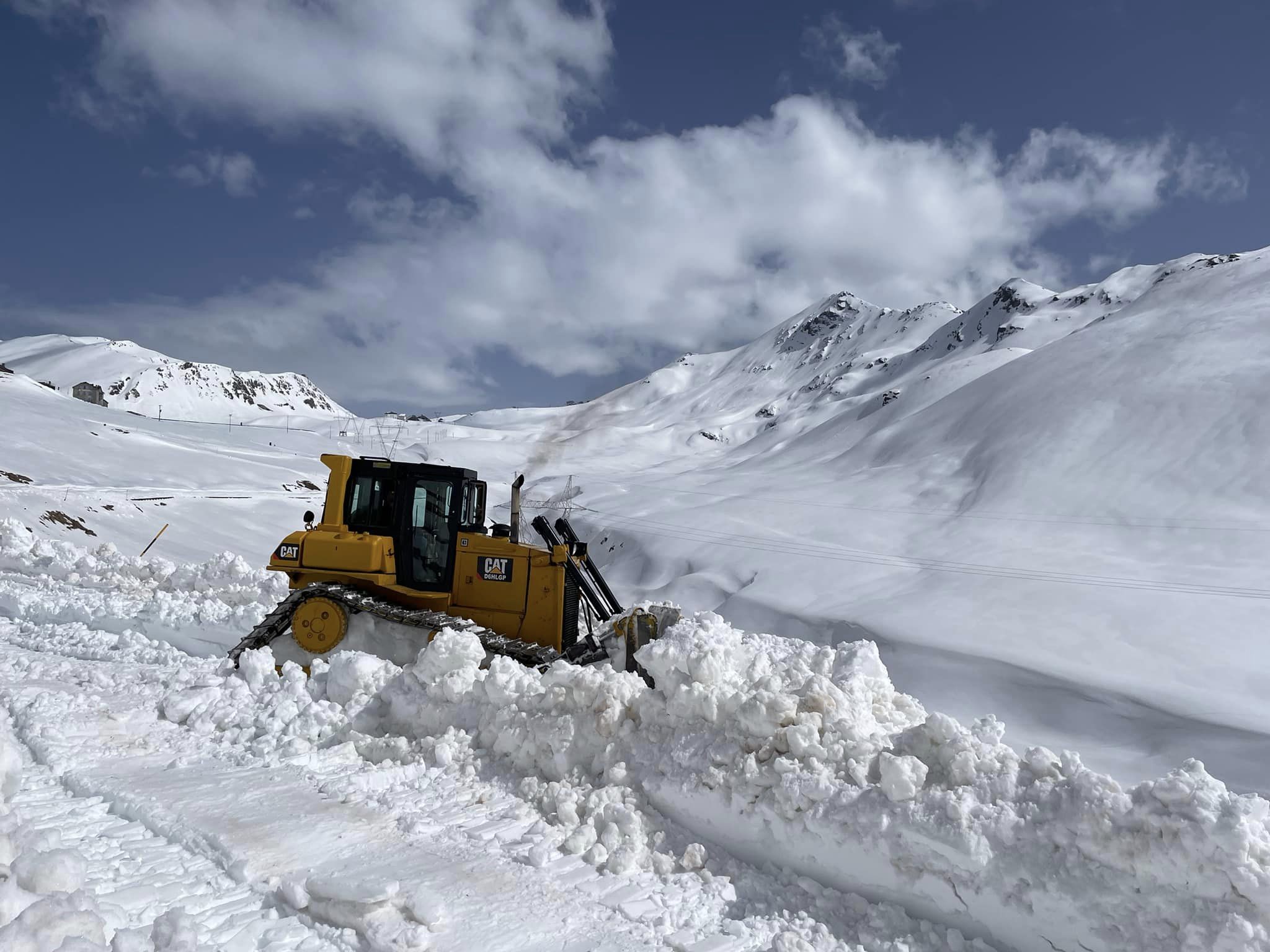 Passo Stelvio, il comprensorio sciistico italiano esclusivamente estivo, prevede di aprire presto grazie alla profondità della neve di 10 piedi