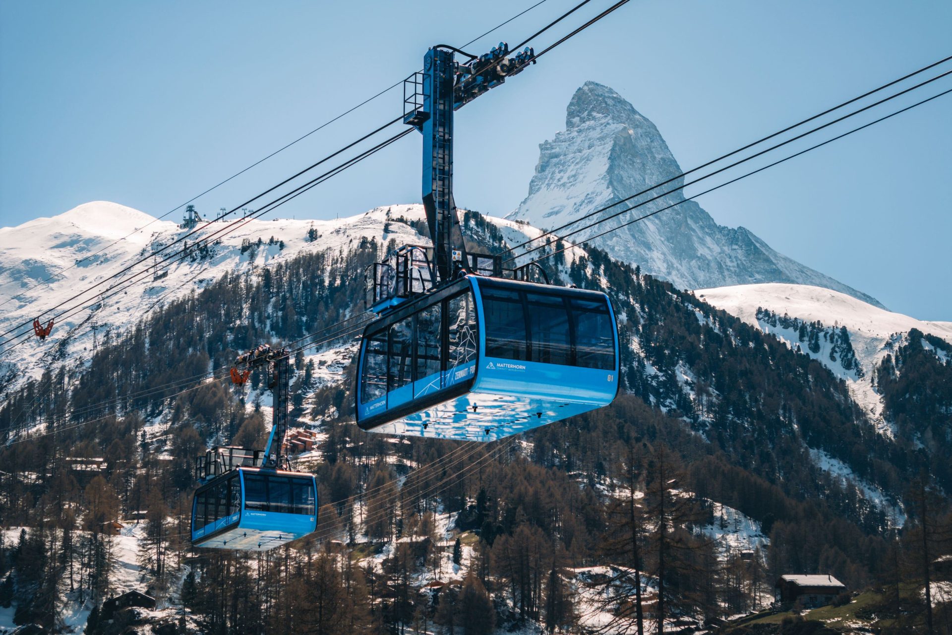 Zermatt, Schweiz, eröffnet für den Sommer eine neue „Dachfahrt“ mit einer Furie-Straßenbahn