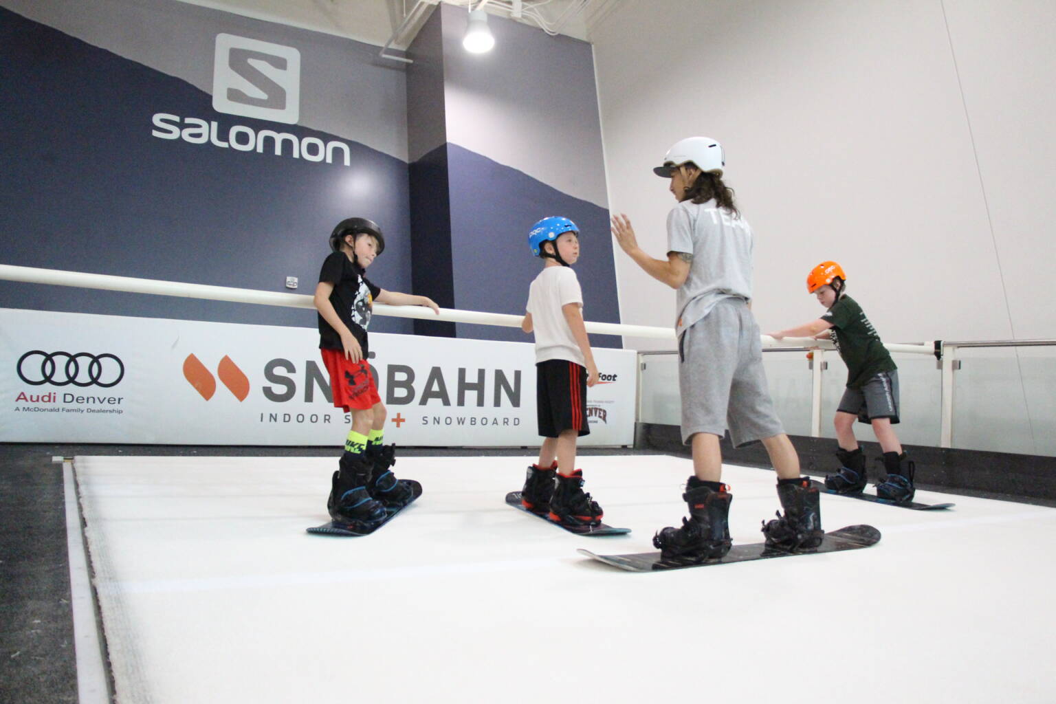 Kids learning to snowboard inside at Snöbahn