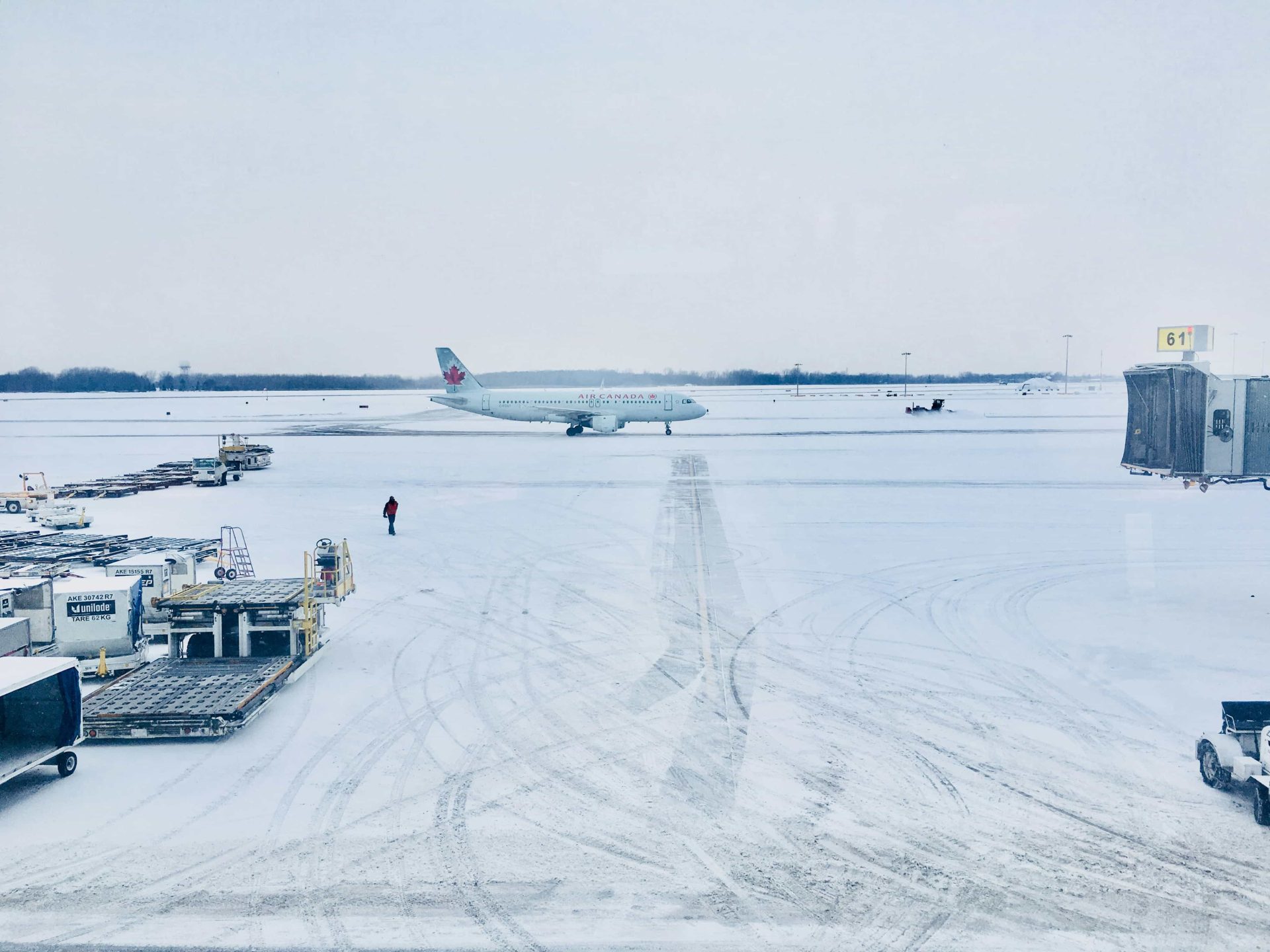 airport snow philadelphia snowfall