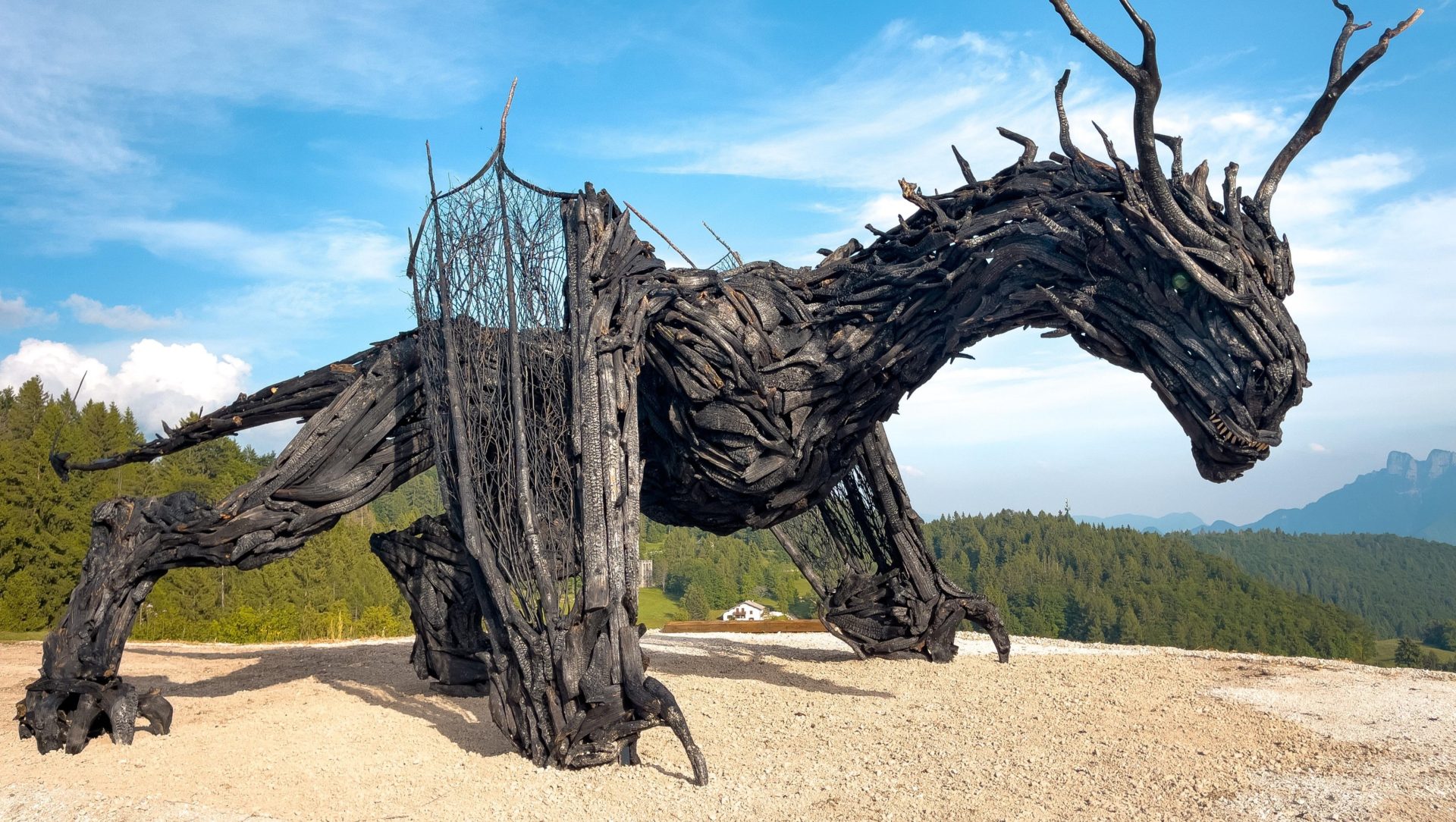 El regreso del dragón: la escultura del dragón en Alba Cimbra, Italia, resucitada al doble de su tamaño original