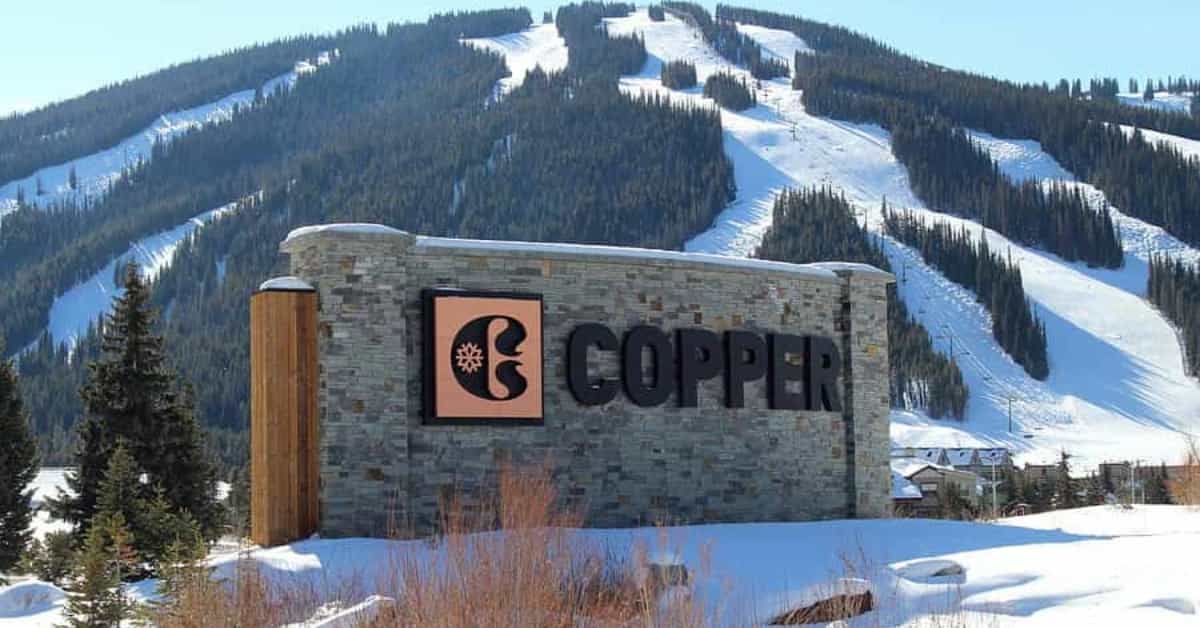 copper mountain sign in front of of the ski mountain and blue sky