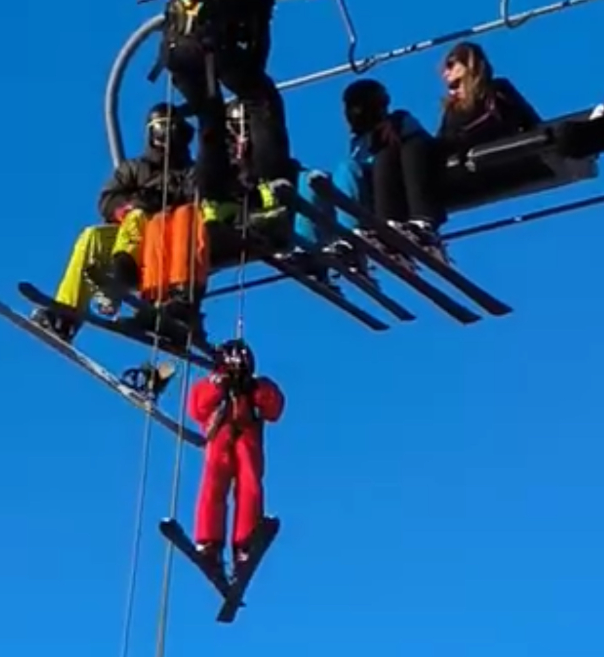 240 Skiers Rescued on Christmas Eve After Chairlift Breaks Down in Superdévoluy, France