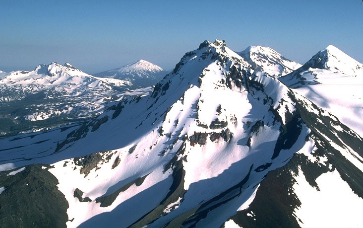 the cascade range in oregon is one of the longest mountain ranges in the Americas