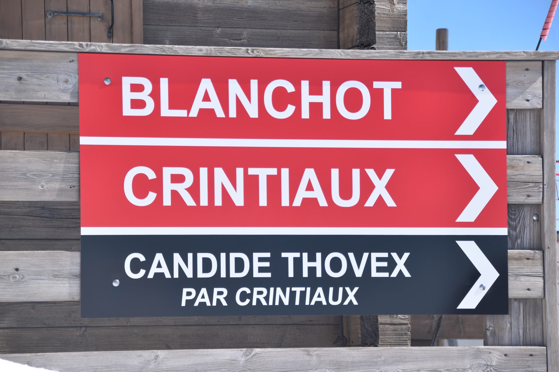 A trail sign now points towards the new off-piste Candide Thovex run | Image: Brett Ploss