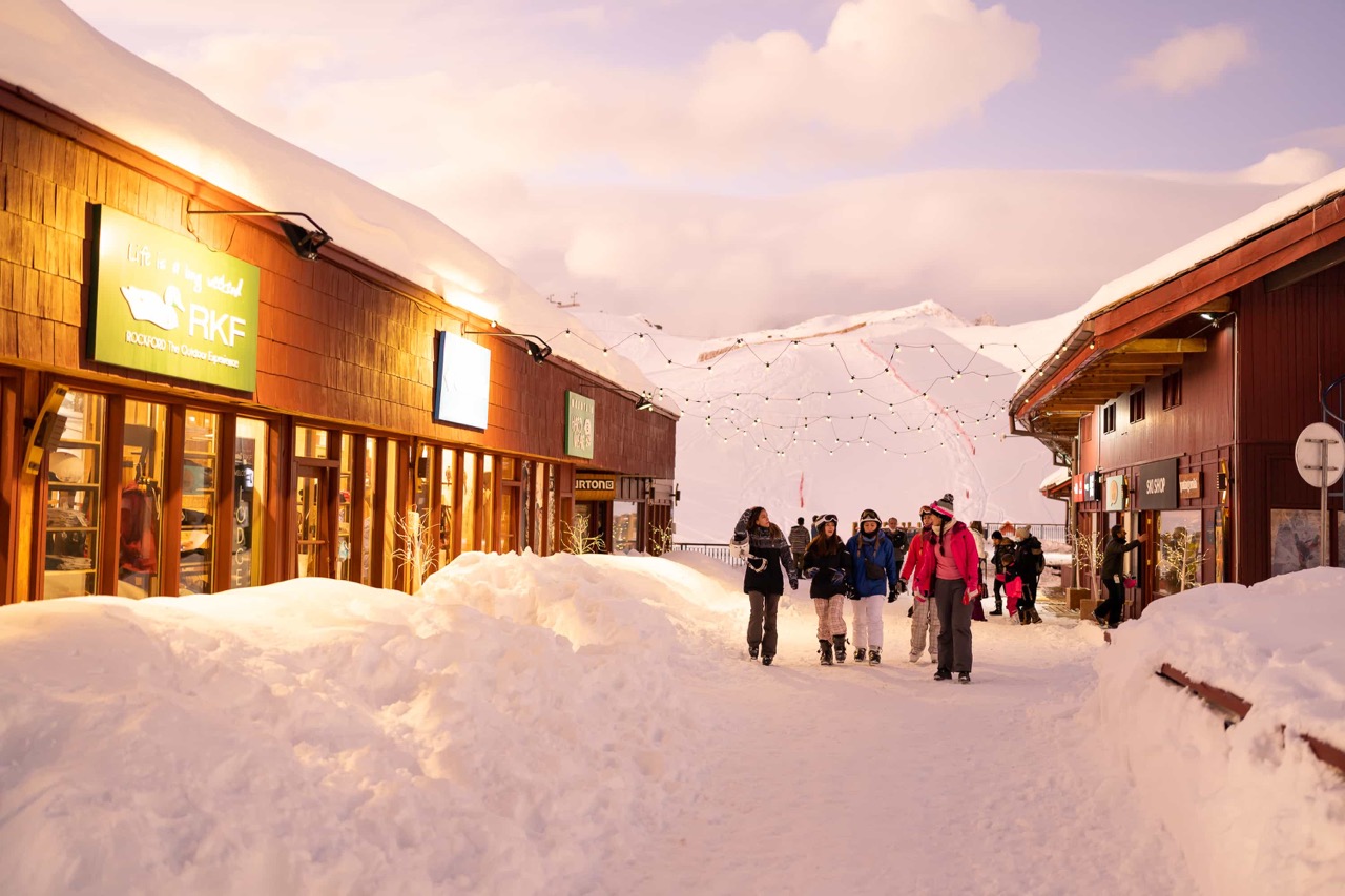 Shopping boulevard. | Photo: Valle Nevado