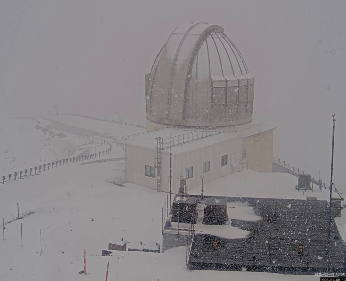 Snow Blankets Hawaii's Highest Peaks as Winter Storm Shuts Down Mauna Kea Summit Road - SnowBrains