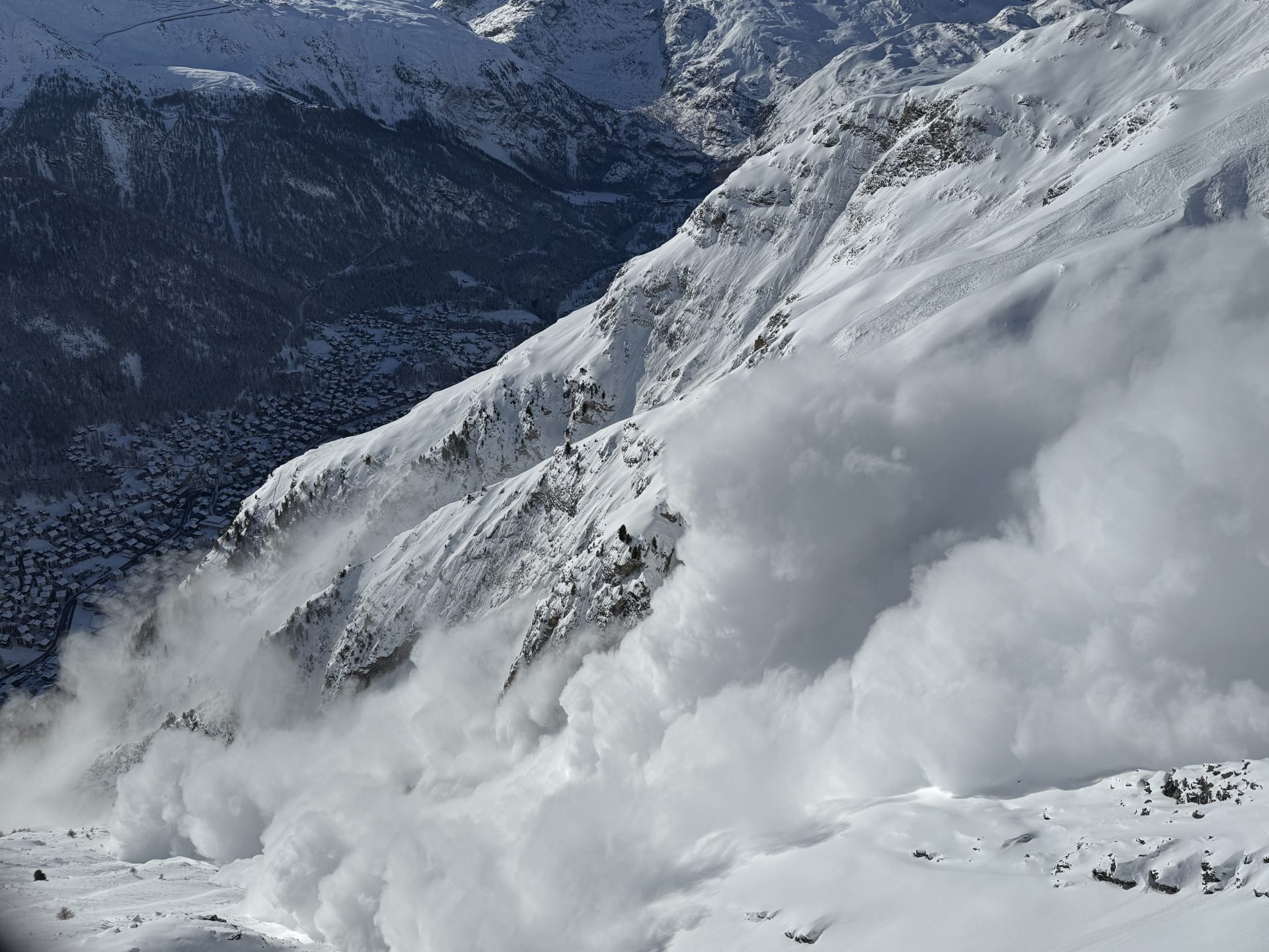 Switzerland Declares Highest Avalanche Warning Level in Parts of Wallis/Valais After Heavy Snowfall - SnowBrains
