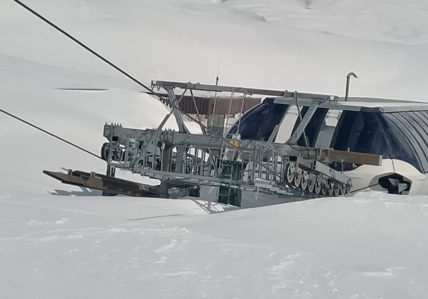 Late-Season Snowstorm Buries Italy's Apennines, Overwhelming Ski Lifts - SnowBrains